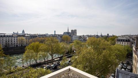 Útsýnið frá Kjarvalsstofu í París, horft yfir tré og ána.