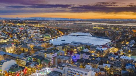 Reykjavíkurborg úr loft í desember, séð yfir Tjörnina.