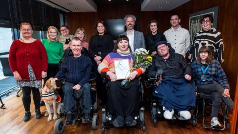 Hópmynd af fólki við verðlaunaafhendingu í Ráðhúsi Reykjavíkur
