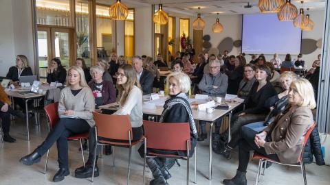 Stór hópur fólks tók þátt í vinnufundi um stefnumótun í málaflokki eldra fólks. 