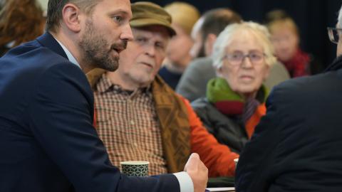 Einar Þorsteinsson ræðir málin við fólk á íbúafundi