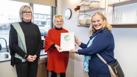 Auður H. Ingólfsdóttir, sviðsstjóri hjá Umhverfisstofnun (t.h.), afhendir Aðalbjörgu Traustadóttur, skrifstofustjóra málefna fatlaðs fólks hjá Reykjavíkurborg, Svansvottun fyrir Hagasel 23. Sigrún Árnadóttir, framkvæmdastjóri Félagsbústaða (t.v.)