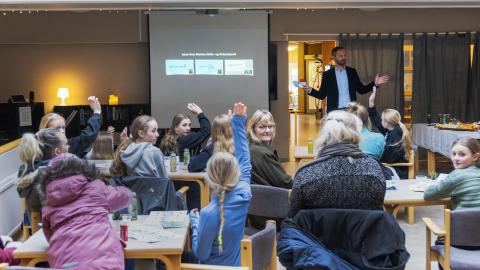 Borgarstjóri talar við börnin sem komu fram í myndbandinu „Finndu kraftinn þinn“