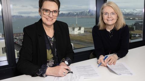 Rannveig Einarsdóttir og Nanna Briem skrifa undir samning. 