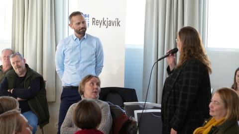Kona spyr Einar Þorsteinsson að spurningu á fundi