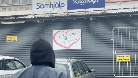 Manneskja fyrir framan Kaffistofu Samhjálpar