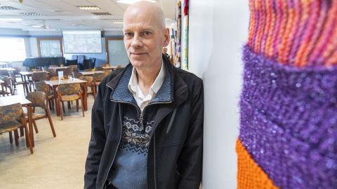 Skorri Steingrímsson húsvörður hallar sér upp við vegg í mötuneytinu í Árskógum.
