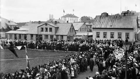 Hátíðahöld á Austurvelli í tilefni af nýfengnum kosningarétti kvenna árið 1915. Ljósmynd Magnús Ólafsson