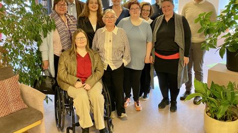 Hópmynd með fulltrúum í velferðarráði og öllum þeim sem töluðu á velferðarkaffi 10. maí 2024