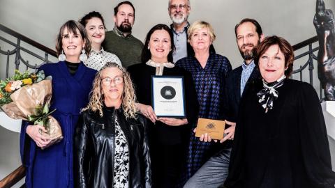 Starfsfólk Listasafns Reykjavíkur og safnstjórinn tóku við verðlaununum.