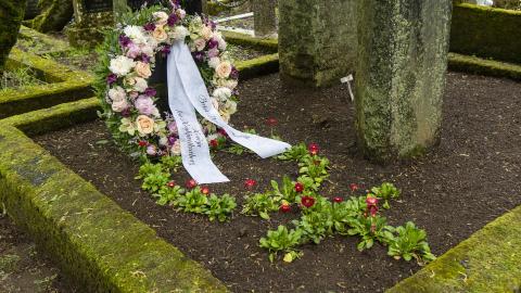 Flowers at Bríet Bjarnhéðinsdóttir's grave in Hólavallakirkjugarður cemetery