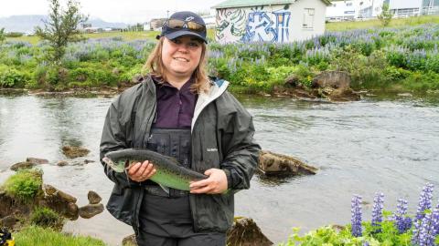 Marta Wieczorek holds the first salmon of the summer 2024 by Elliðaárnar