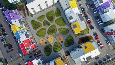 Litrík hús í Bryggjuhverfi í Grafarvogi.