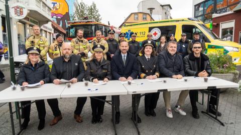 The Mayor with representatives from police, emergency services, fire department, national police commissioner, tourism industry, and nightclubs sign the agreement.