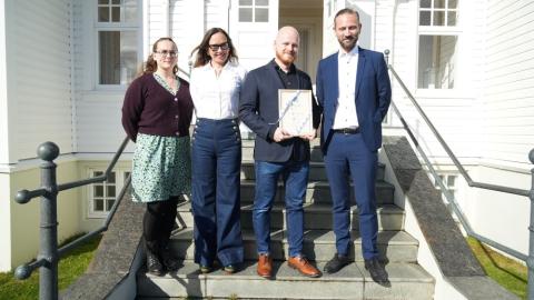 Að athöfn lokinni frá vinstri Katrín Lilja Jónsdóttir, dómnefndarfulltrúi, Yrsa Sigurðardóttir, rithöfundur og formaður dómnefndar, Ævar Þór Benediktsson, verðlaunahafi og Einar Þorsteinsson borgarstjóri