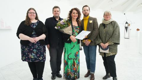 Margrét Lóa Jónsdóttir, verðlaunahafi ásamt Pawel Bartoszek og dómnefndinni. F.v. Védís Ragnheiðardóttir, Pawel Bartoszek, Margrét Lóa Jónsdóttir, Þorvaldur Sigurbjörn Helgason formaður og Þórdís Gísladóttir 