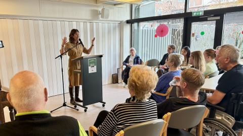 Jórunn Frímannsdóttir, förstöðumaður Droplaugastaða, talar við gesti þegar hjúkrunarheimilið fékk Eden-vottun. 