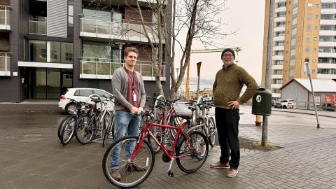 Victor, starfsmaður í neyðarskýlinu á Lindargötu, og Birgir Fannar Birgisson frá samtökunum Reiðhjólabændum. Á milli þeirra er hjól. 