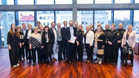 Parties who signed the collaboration agreement for vulnerable children. Group photo in the City Council Chamber, Mayor Einar in the center