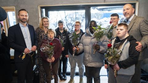 Íbúar í nýja íbúðakjarnanum á Háteigsvegi 59 ásamt borgarstjóra og fulltrúum í velferðarráði.  