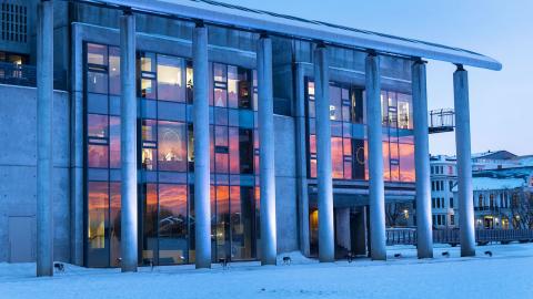 Ráðhús Reykjavíkur, sólarlag speglast í rúðum hússins. 