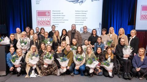 Photo of recipients accepting recognition from Sameyki for their high scores in the Institution of the Year survey.
