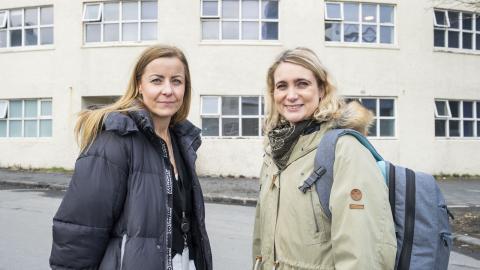 Nurses Anna Lilja Másdóttir and Arndís Vilhjálmsdóttir in front of the shelter on Lindargata. 