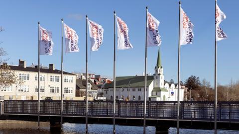 Fánar HönnunarMars blakta við hún við Ráðhúsið í Reykjavík