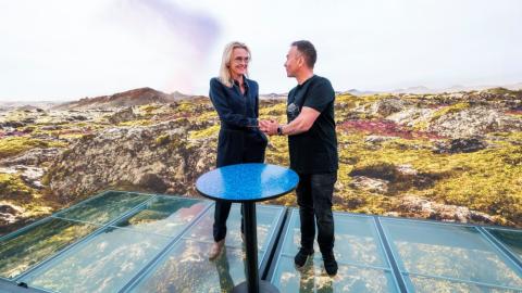 The sale of Perlan was sealed with a handshake by Heiða Björg Hilmisdóttir and Gunnar Gunnarsson, CEO of Perlan, in the museum's new exhibition hall.