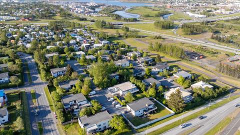 Overview of the city. Sogavegur on the left, Bústaðarvegur on the right. Aerial photo, summer.