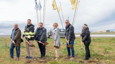 Groundbreaking ceremony at Haukahlíð in Reykjavík. From left: Gylfi Gíslason, managing director of Jáverk; Björn Traustason, managing director of Bjarg; Magnús M. Guðmundsson, managing director of BSRB; Heiða Björg Hilmisdóttir, mayor of Reykjavík City; Finnbjörn A. Hermannsson, president of ASÍ; and Guðrún Kristjánsdóttir, Bjarg staff member.