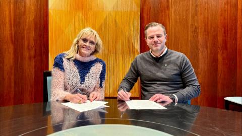 Mayor Heiða Björg Hilmisdóttir and Kári Garðarsson, executive director of Samtökin '78, sign the new contract. 