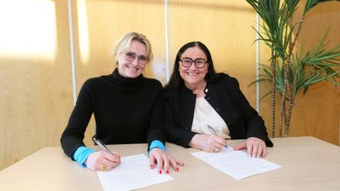 Mayor Heiða Björg Hilmisdóttir and Inga Sæland, minister of social affairs and housing, sign the declaration of intent.
