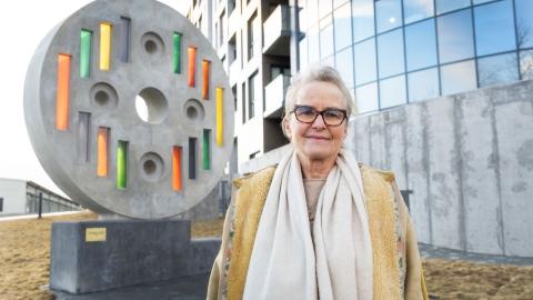 Listakona við listaverk.