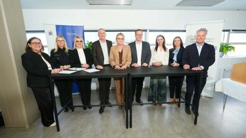 Inga Sæland, mennta- og barnamálaráðherra, Halla Bergþóra Björnsdóttir ríkislögreglustjóri, Ólöf Ásta Farestveit, forstjóri Barna- og fjölskyldustofu, Almar Guðmundsson bæjarstjóri Garðabæjar, Heiða Björg Hilmisdóttir borgarstjóri, Valdimar Víðisson bæjarstjóri Hafnarfjarðar, Ásdís Kristjánsdóttir bæjarstjóri Kópavogs, Margrét Hjaltested bæjarstjóri Mosfellsbæjar og Þór Sigurgeirsson bæjarstjóri Seltjarnarnesbæjar við undirritun samstarfssamnings um Púlsinn í Suðurmiðstöð Reykjavíkurborgar.