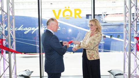 Port Director Gunnar Tryggvason and Mayor Heiða Björg Hilmisdóttir cut the ribbon at the inauguration of the Vör passenger terminal.