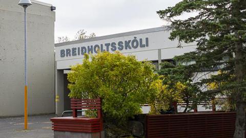 Framhlið Breiðholtsskóla.