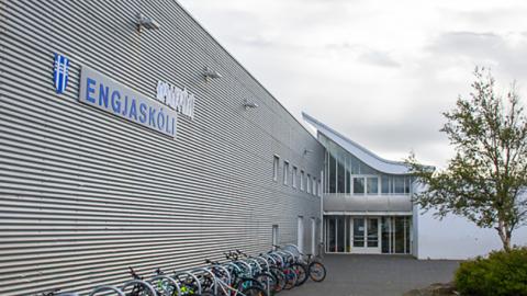 Framhlið Engjaskóla.