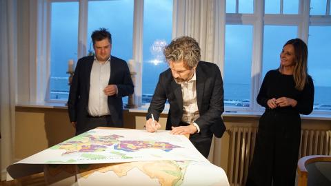 Dagur B. Eggertsson, Ásdís Hlökk Theodórsdóttir og Pawel Bartoszek undirrita Aðalskipulag Reykjavíkur.