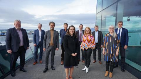 Forsætisráðherra, fjármála- og efnahagsráðherra, samgöngu- og sveitarstjórnarráðherra ásamt borgar- og bæjarstjórum sveitarfélaganna sex og framkvæmdastjóra Samtaka sveitarfélaga á höfuðborgarsvæðinu fyrir utan Hörpu